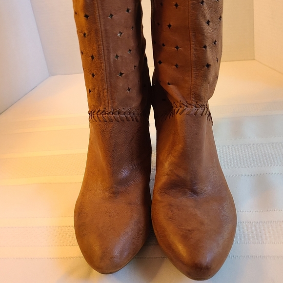 Guess Woman's High Heel Suede Boots, Size: 8.5 - Picture 7 of 16